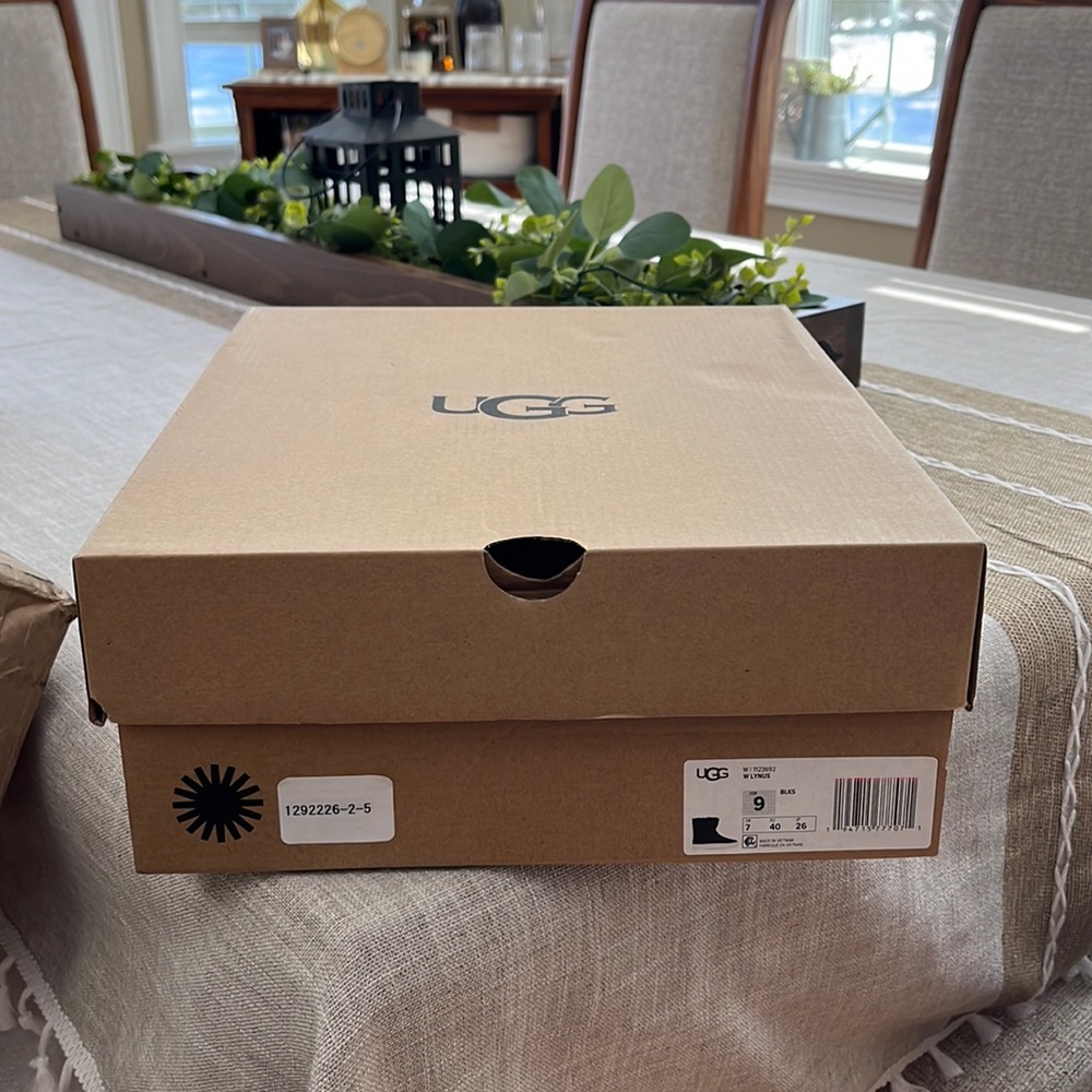 Black Lynus Uggs Boots, Brand New Never Worn